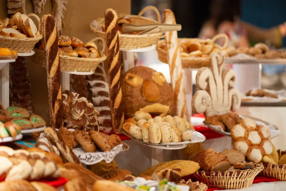 Khay bánh mới ra lò tại Quán Khánh Vân